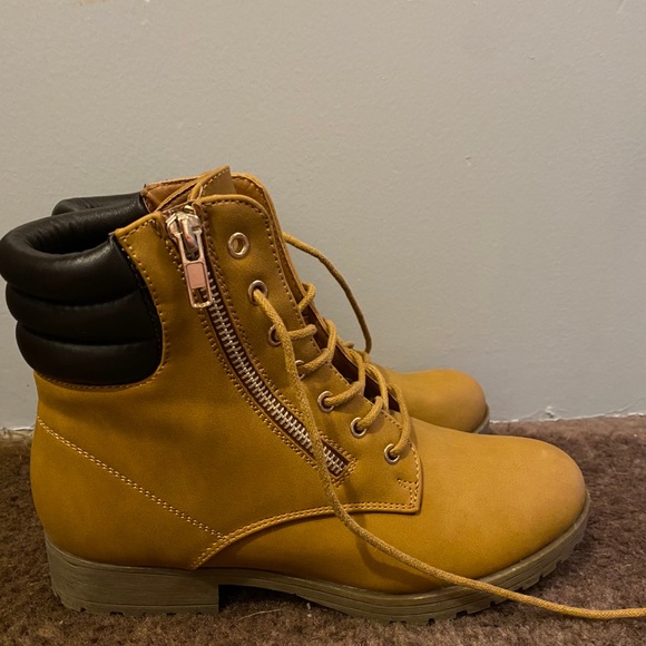 Shoes - Picture 4 of 4